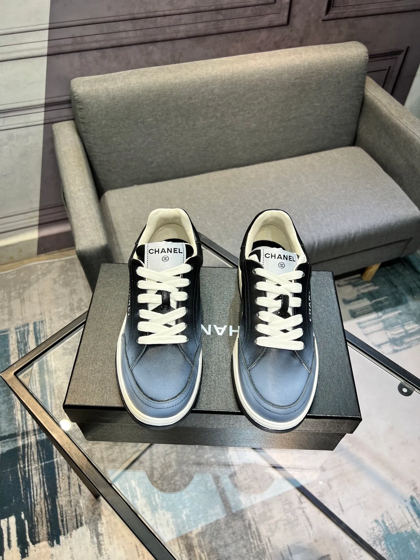 Men's men's shoes💰660 Exclusive real shots (top version) CHANEL Chanel's new panda sneakers Panda shoes Chanel 2025ss color matching thick-soled casual sports shoes sneakers Counter synchronization The counter is very popular Very difficult to buy a shoe The most popular thick-soled panda shoes on the Internet It is obvious that Xiaoxiang control cannot miss it Simple and versatile white shoes that have both good looks and comfort Thick sole increases height, is super versatile and can be worn with eyes closed😍 Whoever wears it will look better. Upper: calfskin. Lining: imported sheepskin lining. Outsole: TPU original outsole. Size: 35-44 (41 for women, 40 for men, custom made).